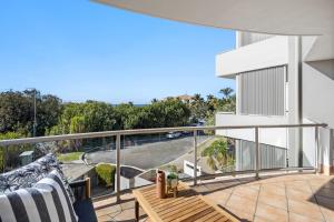 Μπαλκόνι ή βεράντα στο Pristine 2-Bed Apartment with Pool and Balcony