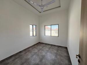 Habitación vacía con paredes blancas y 2 ventanas en TAF City Home, en Sifoe