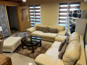 ein Wohnzimmer mit Sofa und Tisch in der Unterkunft Vlasic Nanna & Lalla in Vlasic