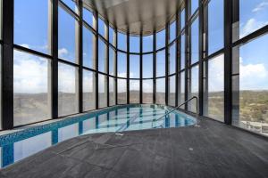 Swimmingpoolen hos eller tæt på Chic 1-Bed with Stunning Lake View & Indoor Pool + 1 billede