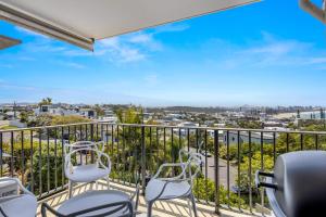 Μπαλκόνι ή βεράντα στο 2-Bed near Beach with BBQ & Stunning Ocean Views