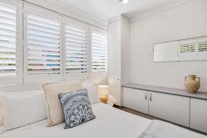 Ένα ή περισσότερα κρεβάτια σε δωμάτιο στο Quaint 2-Bed Beach Abode with Ocean Views