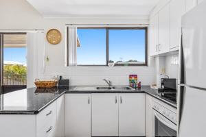 Η κουζίνα ή μικρή κουζίνα στο Quaint 2-Bed Beach Abode with Ocean Views