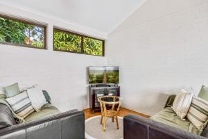 Μια τηλεόραση ή/και κέντρο ψυχαγωγίας στο Quaint 2-Bed Beach Abode with Ocean Views +11 φωτογραφίες