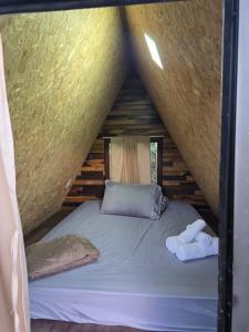 a bed in the middle of a room at Chalé Sol, Lua, Estrela, Serra e Montanha in Louro Müller