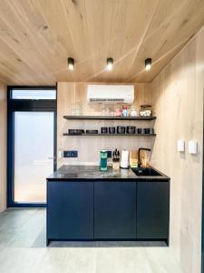 Η κουζίνα ή μικρή κουζίνα στο Andromeda at The Retreat