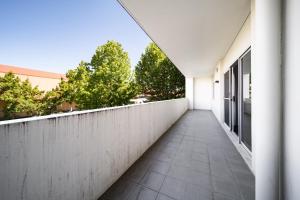 un pasillo vacío de un edificio con árboles en el fondo en Spacious 2-Bed Conveniently by Lake Tuggeranong, en Tuggeranong