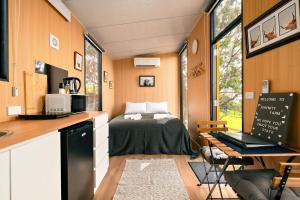 una cucina con un letto in una piccola casa di Mountain Views X by Tiny Away a Yarragon Altre 9 foto