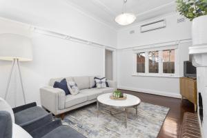 Posezení v ubytování Elegant Art Deco Semi Detached 2-Bed Home by Parks