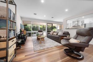 una sala de estar con un sofá y una silla en Gorgeous 2-Bed Townhouse with Patio, BBQ & Parking, en Kingston 