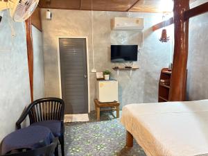 TV a/nebo společenská místnost v ubytování ลีลา รีสอร์ท Leela Resort + 22 fotografií