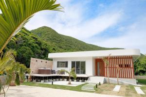 Nespecifikovaný výhled na hory nebo výhled na hory při pohledu z vily