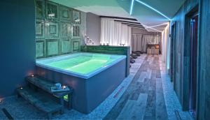 un ampio bagno con una grande vasca al centro di Vea Resort Hotel a Mercato San Severino