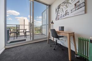 Μπαλκόνι ή βεράντα στο Glorious Central Canberra 1-Bed with Pool & Sauna