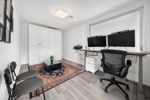 Μια τηλεόραση ή/και κέντρο ψυχαγωγίας στο 4-Bed Family Home with Spacious Backyard and BBQ