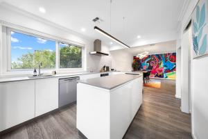 Η κουζίνα ή μικρή κουζίνα στο 4-Bed Family Home with Spacious Backyard and BBQ +15 φωτογραφίες