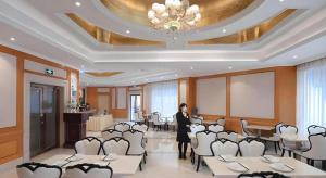 Restaurace v ubytování Vienna Hotel Hubei Jinzhou Jianli Jiangcheng