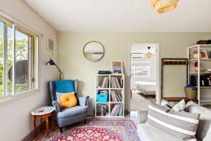 una sala de estar con un sofá y una silla en Cosy Sydenham 1-Bed by Inner-West's Attractions, en Sídney 3 fotos más