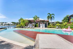 Bazén v ubytování Blue Lagoon Resort Lakeside Apartment nebo v jeho okolí