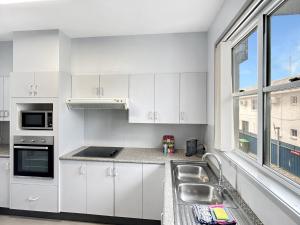 Η κουζίνα ή μικρή κουζίνα στο 3-Bed with Alfresco Dining & Pool in Batemans Bay +17 φωτογραφίες