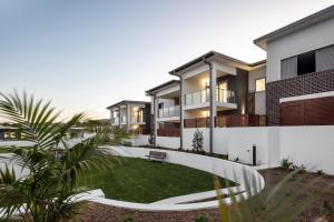 une maison avec une pelouse devant dans l'établissement First Floor 3-Bed Stunning Unit by The Ocean, à Kiama