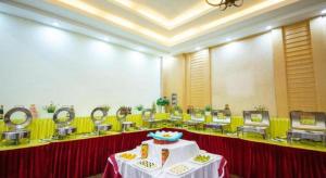 - une salle de conférence avec une table et un gâteau dans l'établissement Vienna Hotel Shandong Zaozhuang Qingtan Road, à Zhaozhuang