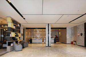 eine Bürolobby mit einer großen weißen Decke in der Unterkunft Echarm Hotel Chengdu Happy Valley Southwest Jiaotong University in Chengdu