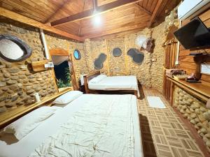 Postel nebo postele na pokoji v ubytování ลีลา รีสอร์ท Leela Resort