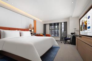 Una cama o camas en una habitación de Hilton Garden Inn Beijing Zhongguancun Software Park 42 fotos más