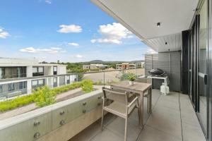 eine Terrasse mit Tisch und Stühlen auf einem Balkon in der Unterkunft Perfect Location 1-Bed with Balcony, BBQ & Parking in Kingston 