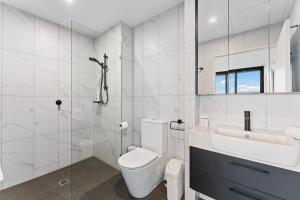 ein weißes Badezimmer mit Toilette und Waschbecken in der Unterkunft Perfect Location 1-Bed with Balcony, BBQ & Parking in Kingston  + 4 Fotos