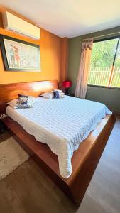 une chambre avec un grand lit avec une fenêtre dans l'établissement Habitación master # 1, à Macas