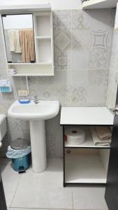 une salle de bain avec un lavabo et un miroir dans l'établissement Habitación master # 1, à Macas