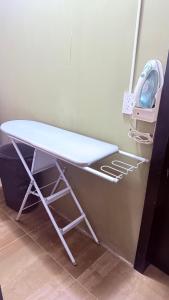 une table dans une chambre avec un lit d'hôpital dans l'établissement Habitación master # 1, à Macas