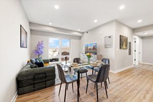 un soggiorno con un divano, un tavolo e delle sedie di Union Market Lux 2BD Condo a Washington Altre 14 foto
