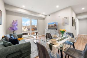 un soggiorno con un tavolo e un divano di Union Market Lux 2BD Condo a Washington