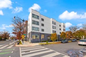 un edificio bianco all'angolo di una strada di Union Market Lux 2BD Condo a Washington