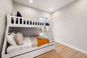 Letto a castello bianco in camera di Union Market Lux 2BD Condo a Washington