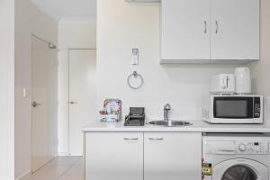 Kuchyň nebo kuchyňský kout v ubytování Comfy Studio Apartment in Marcoola Beach