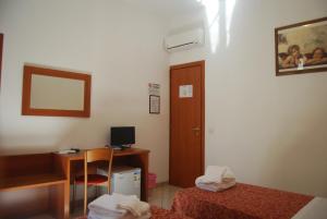 A television and/or entertainment centre at Hotel Dalmazia