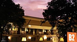 un bâtiment avec des lumières allumées devant lui dans l'établissement B2 Phayao Boutique & Budget Hotel, à Ban Rong Ha