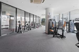 Fitness centrum a/nebo fitness zařízení v ubytování 2-Bed, 500m From The Beach with Pool, Gym & Sauna