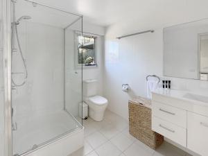 Ένα μπάνιο στο Spacious Beach Studio With Alfresco Dining