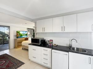 Η κουζίνα ή μικρή κουζίνα στο Spacious Beach Studio With Alfresco Dining