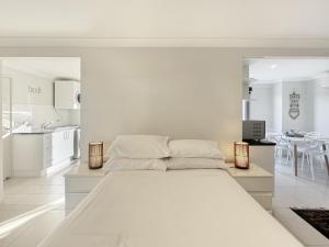 Ένα ή περισσότερα κρεβάτια σε δωμάτιο στο Spacious Beach Studio With Alfresco Dining +2 φωτογραφίες