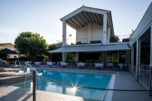 The swimming pool at or close to Il Portico