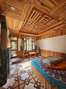 Una cama o camas en una habitación de Neti Neti Cafe & Stay