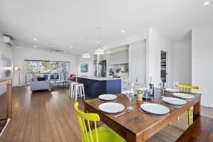 Un comedor y una cocina con mesa y sillas de madera. en 3-Bed Coastal Getaway with Direct Beach Access, en Long Beach