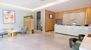 ein Besprechungsraum mit einem großen Bildschirm in einem Gebäude in der Unterkunft Green Tree Inn Jiangsu Changshu Southeast Yuyue Square in Gujiashuigou + 119 Fotos