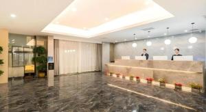 un hall avec deux hommes dans un bureau dans l'établissement GreenTree Eastern Hotel Tianjin Dongli Development Zone Xinli Metro Station, à Tianjin